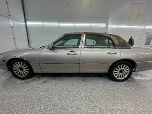 2003 Lincoln Town Car Signature