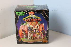 Lemax Spooky Town Sugared Pumpkin Candy Shoppe # 25855 - Open Box