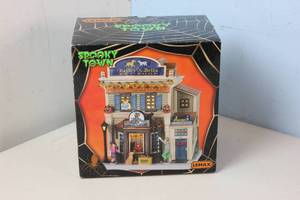 Lemax Spooky Town Bailey & Bella Pet Shop # 25853 - Open Box