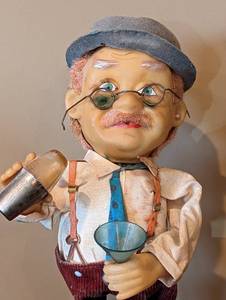 lot 32 image: Vintage Rusko Charlie Weaver Bartender Tin Toy