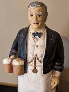 lot 35 image: Vintage Plaster Schmidts Beer Bartender