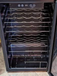 lot 42 image: Insignia 29 Bottle Wine Cooler