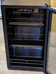 lot 43 image: Insignia Beverage Cooler
