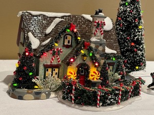 lot 85A image: Department 56 The Peppermint House