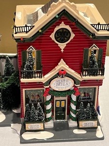 lot 76 image: Department 56 Snow Village Silver Bells Christmas Shop, The Cocoa Shop and Accessories