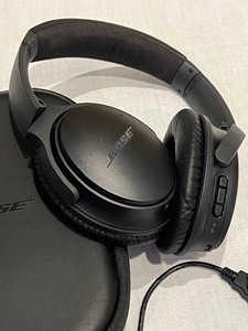 lot 75 image: Bose Headphones
