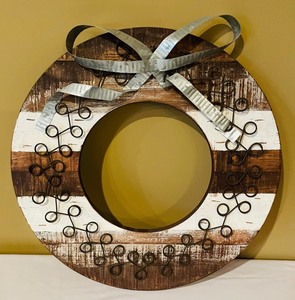 lot 199 image: Wonderful Wooden Decor