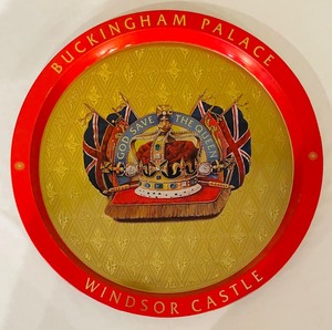 lot 200 image: Fun Metal Decor including a Buckingham Palace Metal Tray