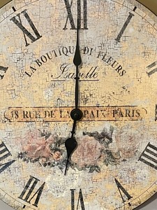 lot 208 image: Delightful Decorative Wall Clock