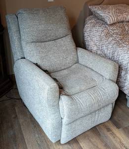 lot 105 image: SoCozi Massaging Recliner