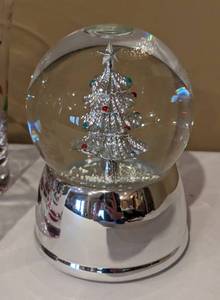 lot 178 image: Christmas Decor and More
