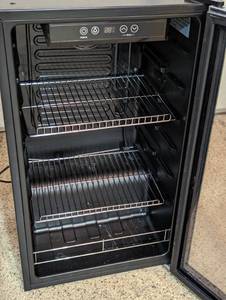 lot 182 image: Insignia Beverage Cooler