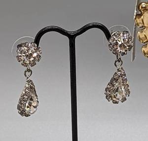 lot 232 image: Sparkly Womens Costume Jewelry