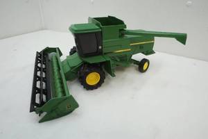 lot 5 image: John Deere Combine