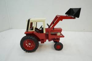 lot 6 image: International tractor