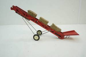 lot 7 image: International bale elevator