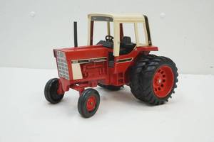 lot 8 image: International tractor