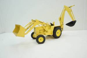 lot 9 image: Ford Industrial tractor