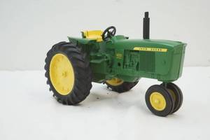 lot 11 image: John Deere tractor