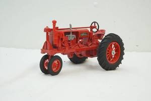 lot 12 image: Farmall tractor