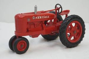 lot 22 image: Farmall tractor