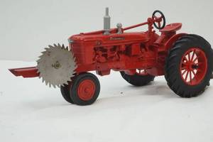 lot 23 image: Farmall tractor