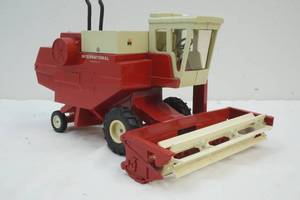lot 27 image: International combine