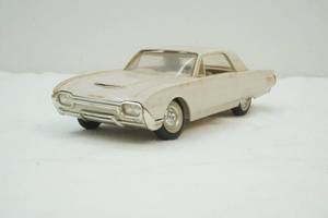 lot 31 image: 1961 Ford  thunderbird