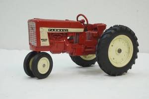 lot 34 image: Farmall tractor