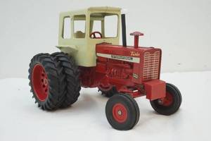 lot 43 image: International tractor