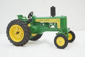 lot 48 image: John Deere Tractor