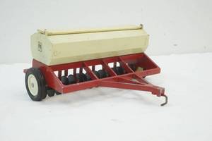 lot 61 image: International seeder