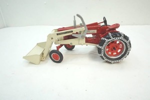 lot 71 image: International Farmall loader tractor