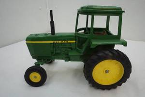 lot 77 image: John Deere tractor
