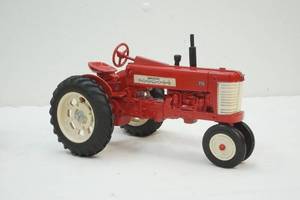 lot 91 image: Farmall tractor