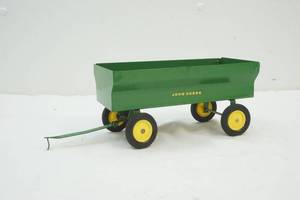 lot 94 image: John Deere wagon