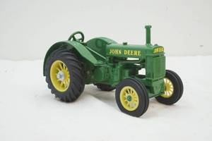 lot 101 image: John Deere tractor