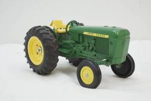 lot 102 image: John Deere tractor