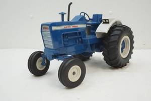 lot 107 image: Ford 8000 Tractor
