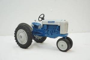 lot 108 image: Ford 4000 tractor