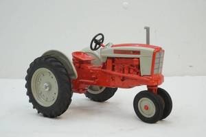 lot 116 image: Ford 901 tractor