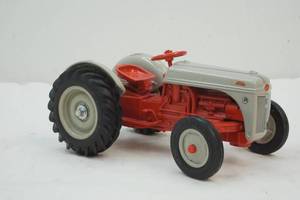 lot 117 image: Ford tractor
