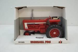 lot 122 image: Farmall 706 tractor
