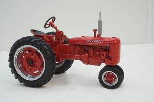 lot 124 image: Farmall collectors edition