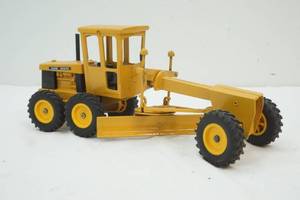 lot 141 image: John Deere road grader