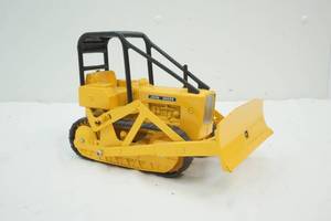 lot 142 image: John Deere bull Dozer