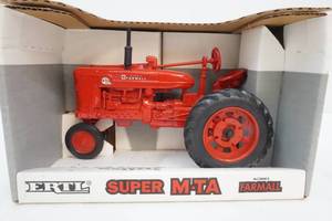lot 162 image: Farmall super M-TA tractor