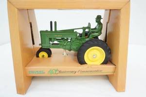 lot 165 image: Ertl John Deere 40th anniversary Commemorative tractor