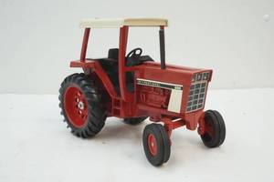 lot 171 image: International 866 cab tractor