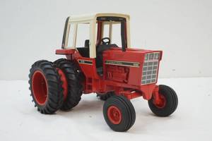 lot 174 image: International 1086 cab tractor